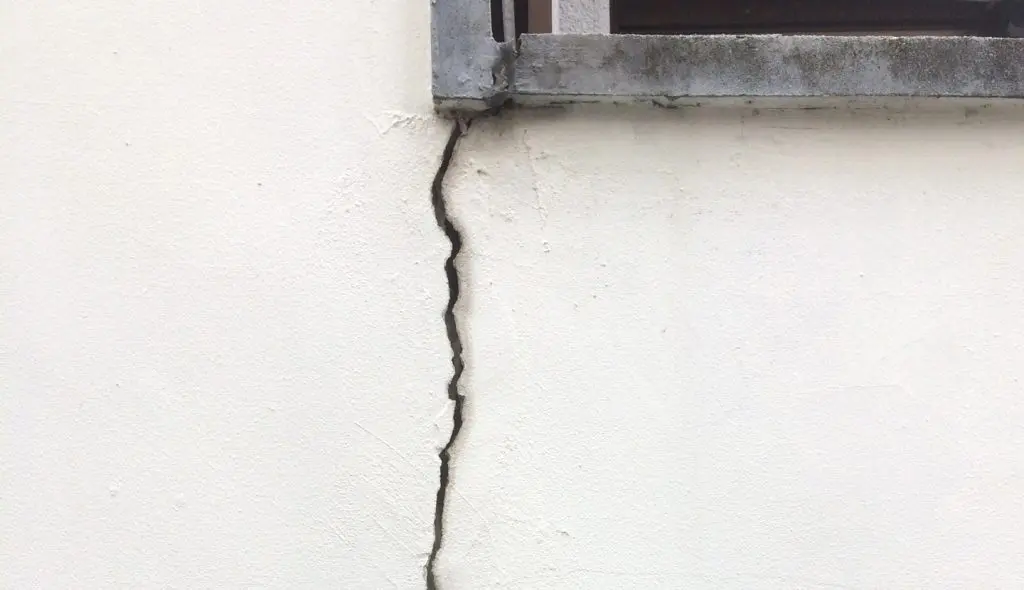 モルタル　窓付近のヒビ