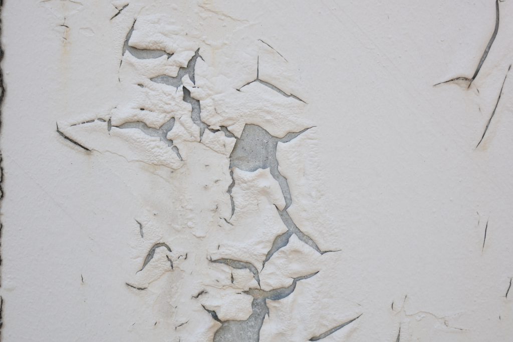 外壁補修が必要な塗膜剥離した外壁