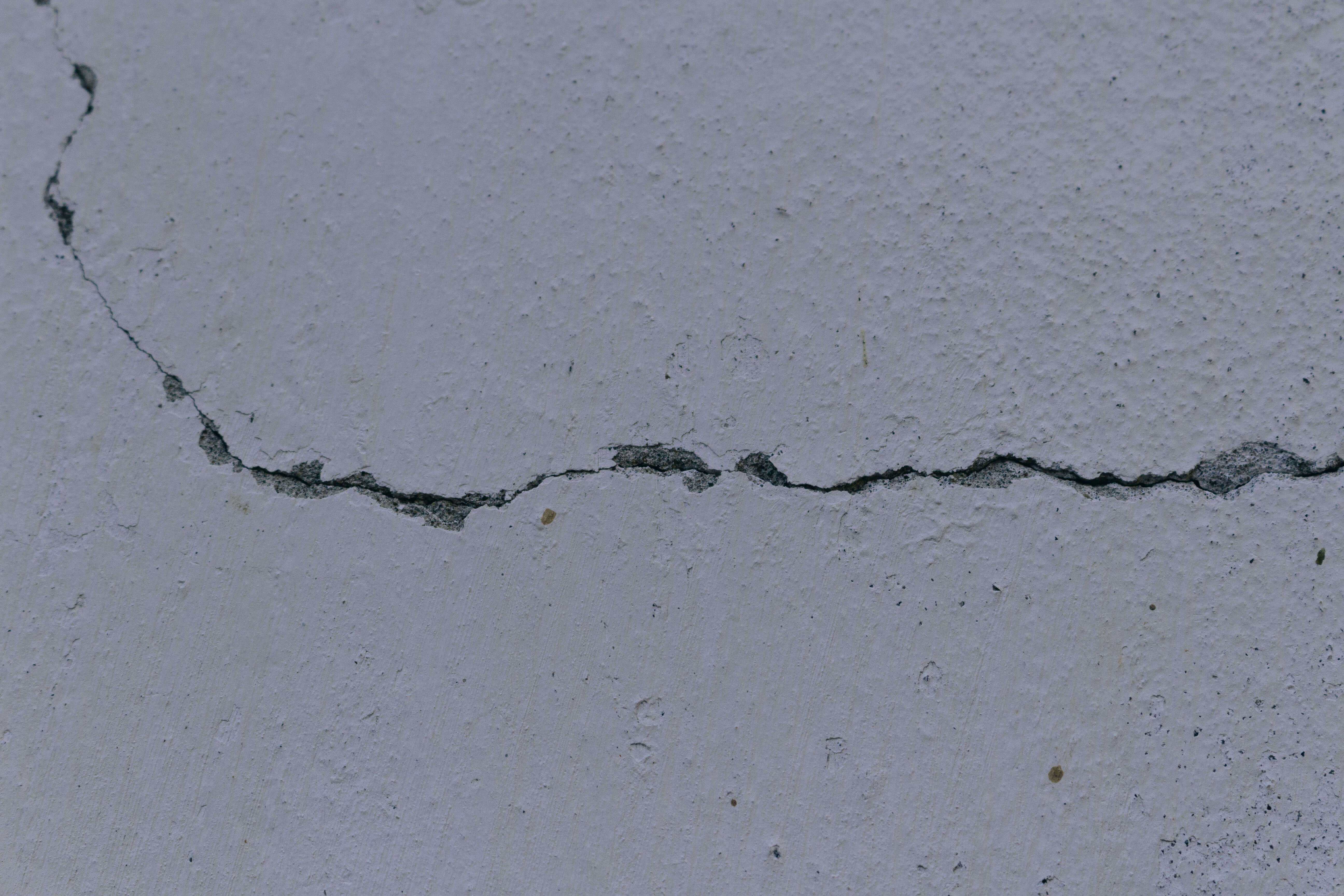 外壁のひび割れは放っておくと危険 原因や修理方法を詳しく解説 外壁塗装ほっとらいん