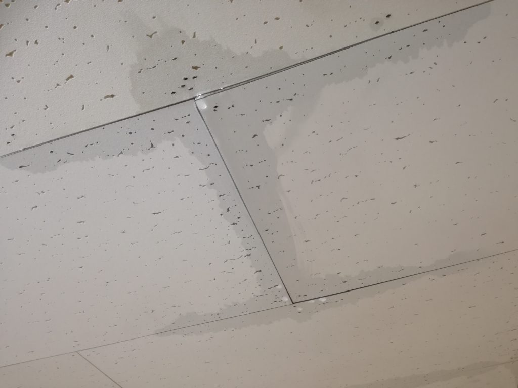 雨漏りしている天井