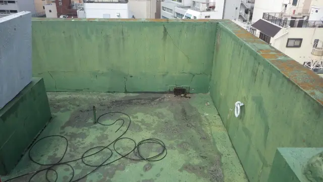 天井の雨漏り　屋上