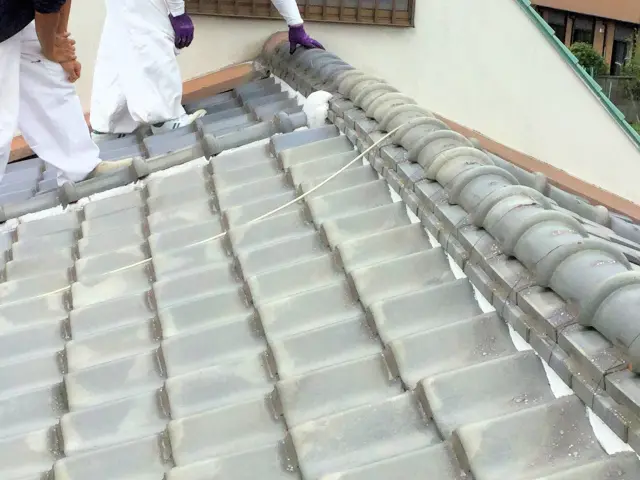 天井の雨漏り　屋根に上る業者