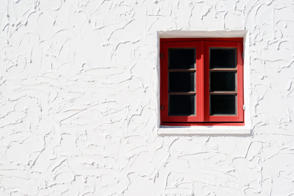 モルタル　赤い窓