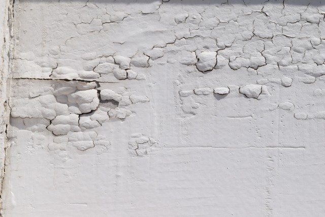 塗膜の浮きや剥がれが発生した外壁